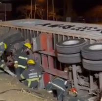 Un cami&oacute;n volc&oacute; y con el acoplado aplast&oacute; el auto de al lado: Iba una familia