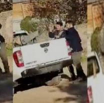 Vecinos ataron a un delincuente y lo tiraron a la caja de un patrullero