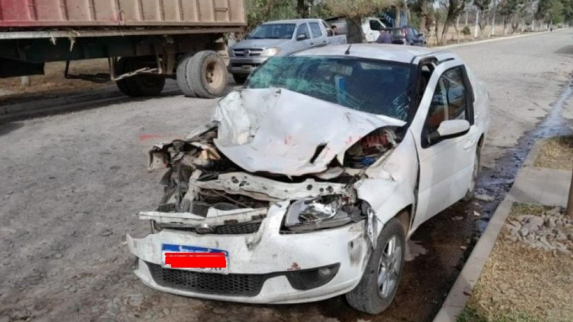 Un juje�o y sus dos hijas impactaron con un cami�n ca�ero