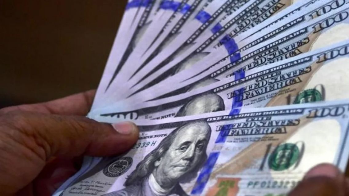 El dólar blue baja casi $10 y rompe racha de tres jornadas al alza