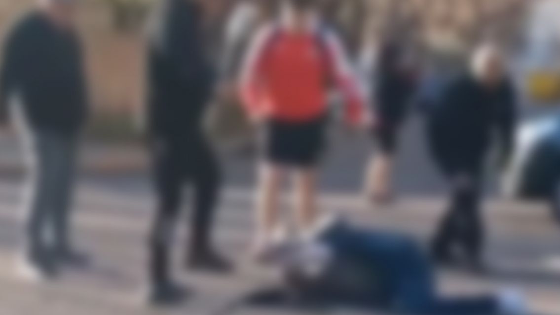 Le hizo algo horrible a una nenita y los vecinos lo molieron a golpes: indignó a todos