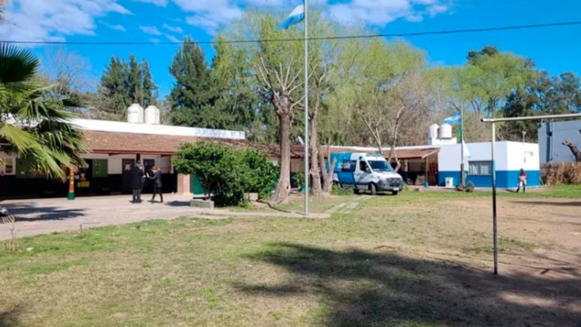 Entr� al colegio con un machete, atac� a una compa�era e hiri� a una docente que quiso frenarlo