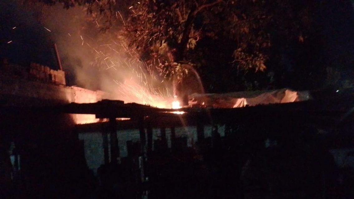 Jujuy: polic�as apagaron un incendio en una precaria vivienda