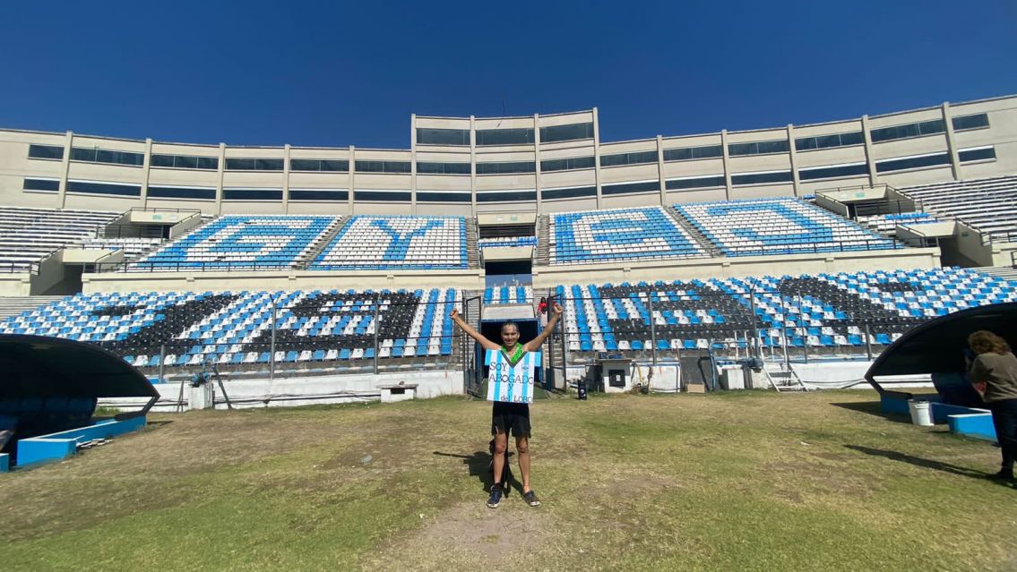 El más fanático: se recibió de abogado y lo festejó en la cancha del lobo jujeño