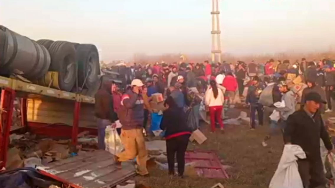 AHORA: En la ruta 34 volc� un cami�n con mercader�a y el chofer est� regalando todo