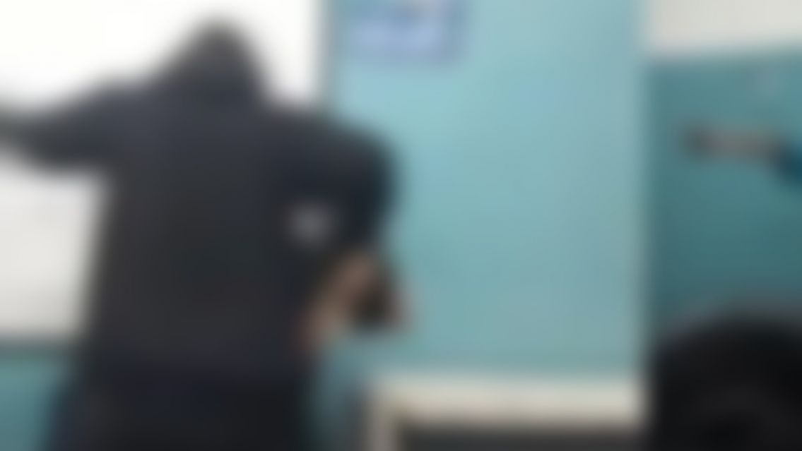 Escándalo: Le tiraron algo en la cabeza a un maestro jujeño y el habría ahorcado a un alumno