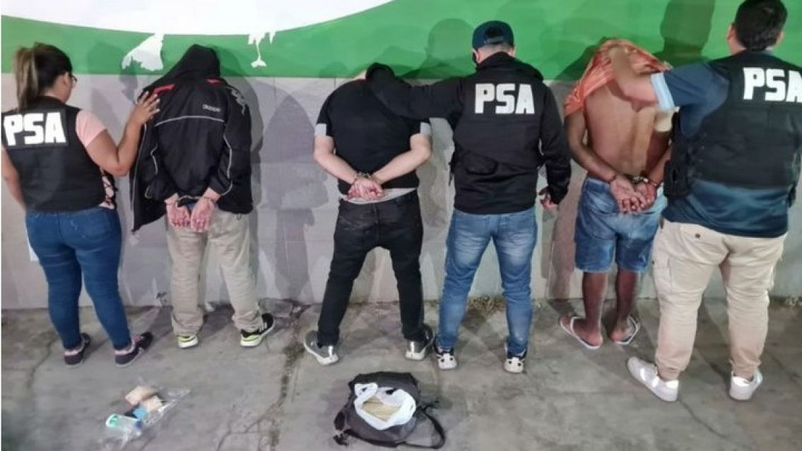 Desbaratan una banda que llevaba droga de Villaz�n a San Luis