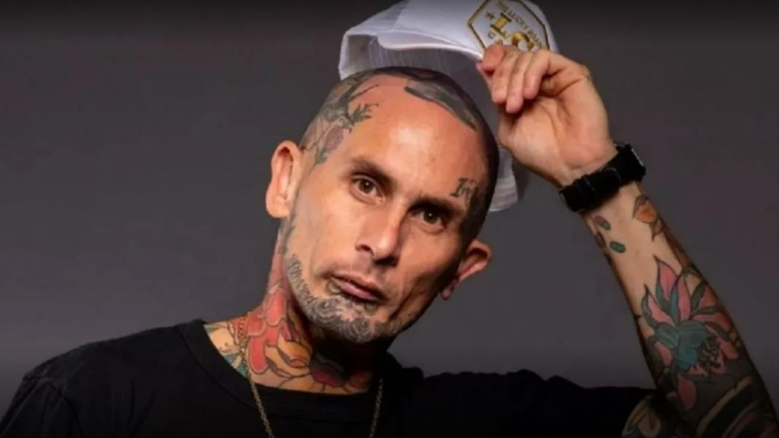 El cantante de Ke Personajes peló todo y mostró hasta su último tatuaje