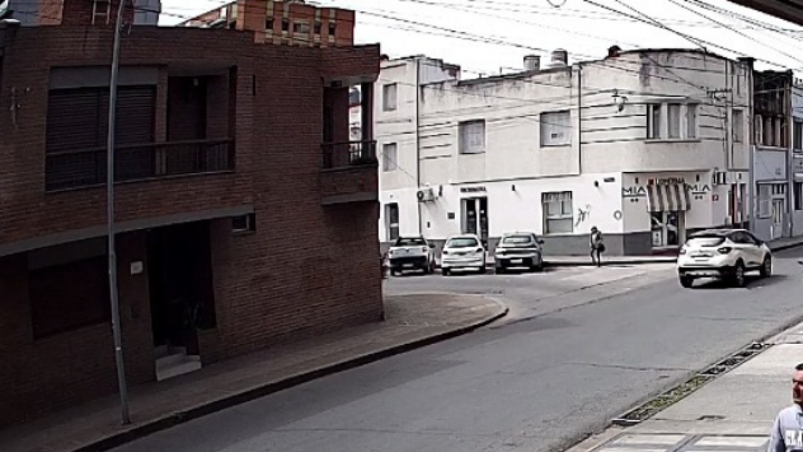 Buscan a un sujeto que se robó una compu en pleno centro jujeño: Quién es